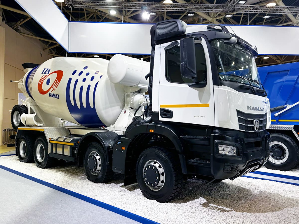 COMTRANS-2023-KAMAZ-MAZ-TruckHolding-avtobetonosmesitel-581425-na-shassi-KAMAZ-65951094-01.jpg