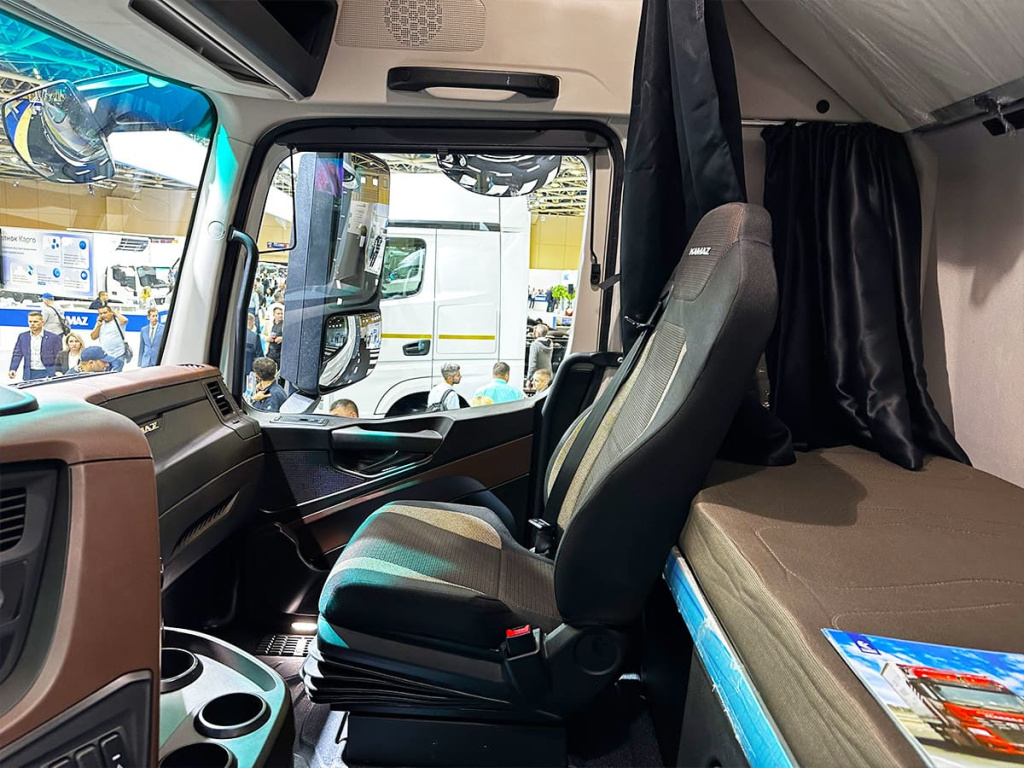 COMTRANS-2023-KAMAZ-MAZ-TruckHolding-sedelnyy-tyagach-KAMAZ-54901-CA-04.jpg