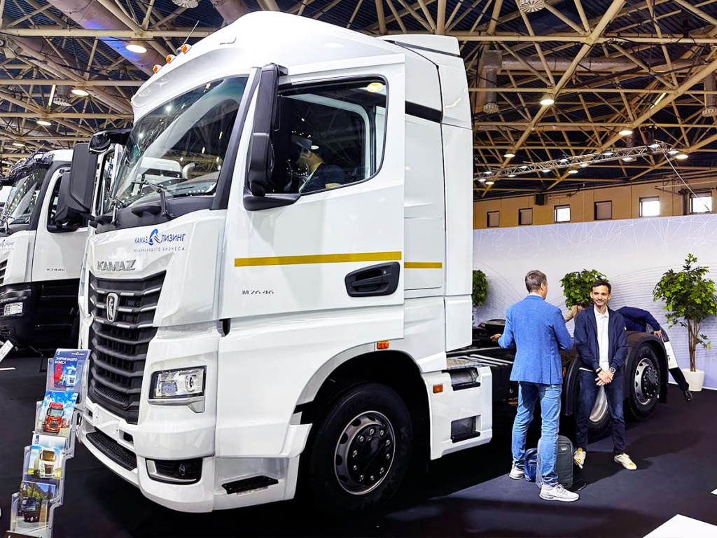 COMTRANS-2023-KAMAZ-MAZ-TruckHolding-sedelnyy-tyagach-KAMAZ-65659-CA-01.jpg