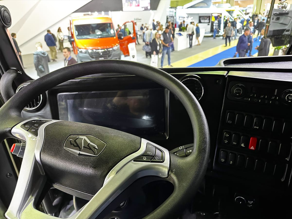 COMTRANS-2023-KAMAZ-MAZ-TruckHolding-sedelnyy-tyagach-MAZ-5415A5-04.jpg