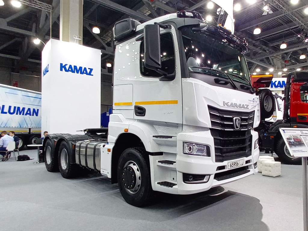Viystavka-comtrans-2021-kamaz-i-maz-novinki-tehniki-Track-Holding-09.jpg