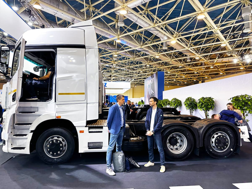 COMTRANS-2023-KAMAZ-MAZ-TruckHolding-sedelnyy-tyagach-KAMAZ-65659-CA-02.jpg