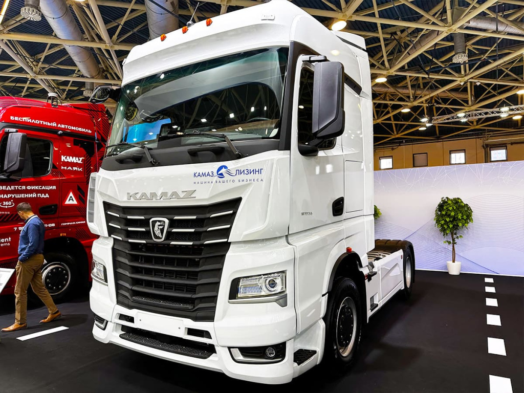 COMTRANS-2023-KAMAZ-MAZ-TruckHolding-sedelnyy-tyagach-KAMAZ-54901-AA-01.jpg