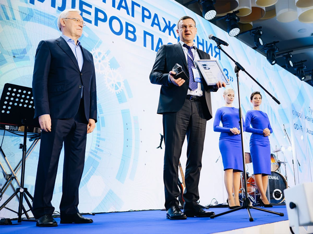 2023-03-15-XXV-konferentsiya-KAMAZ-TruckHolding-Rech-Bondorin-na-nagrazhdenii.jpg