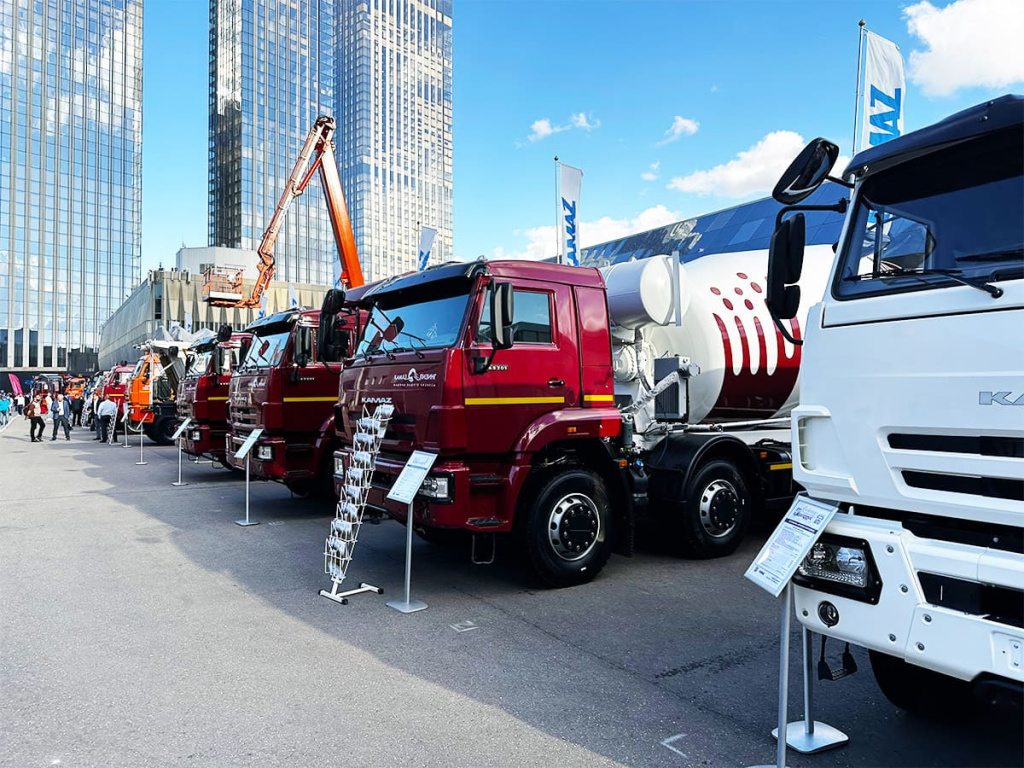 COMTRANS-2023-KAMAZ-MAZ-TruckHolding-obshchee-photo-na-ulitse-01.jpg