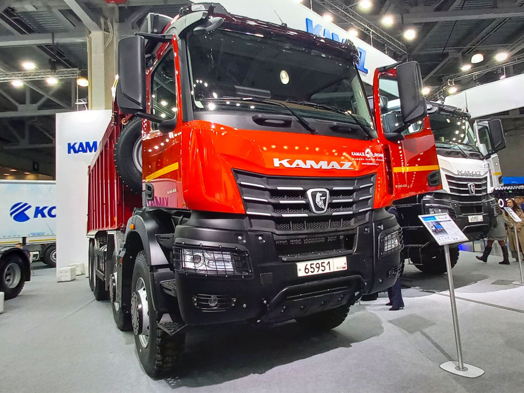 Viystavka-comtrans-2021-kamaz-i-maz-novinki-tehniki-Track-Holding-07.jpg