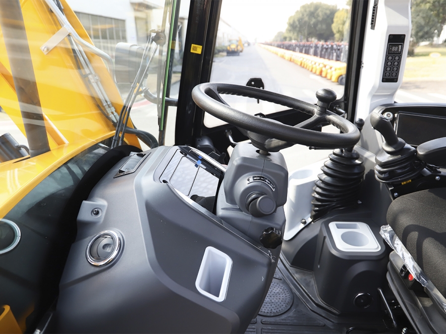 Экскаватор-погрузчик Lonking 84C (CARRARO) равноколесный