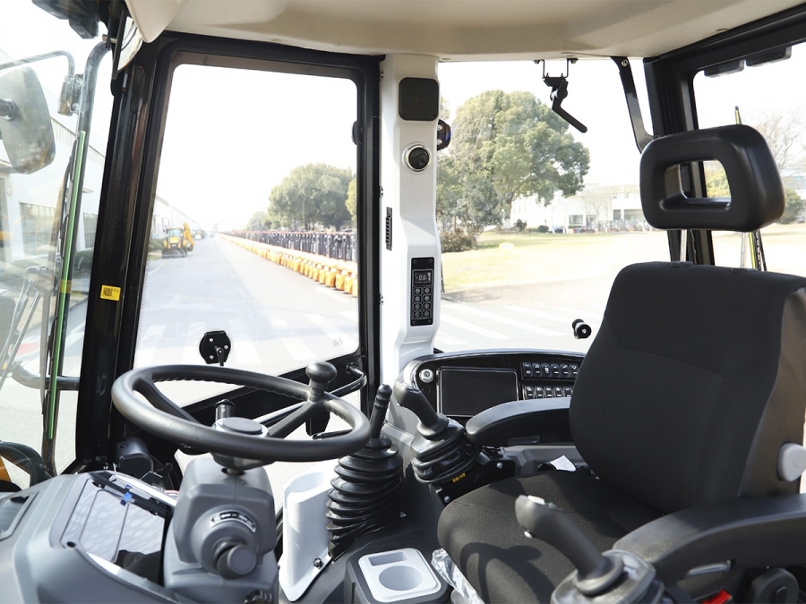 Экскаватор-погрузчик Lonking 84C (CARRARO) равноколесный