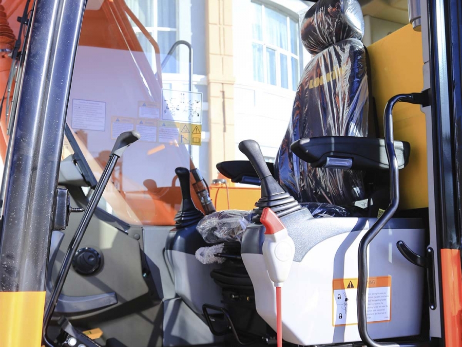 Компактный экскаватор Lonking CDM6135