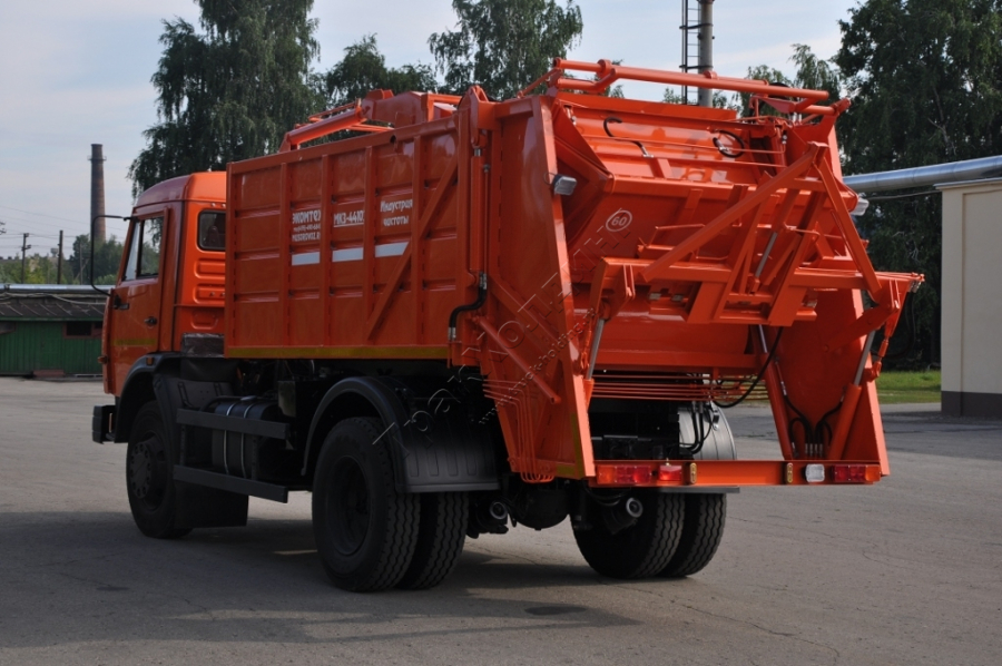 Мусоровоз с задней загрузкой МКЗ-44103